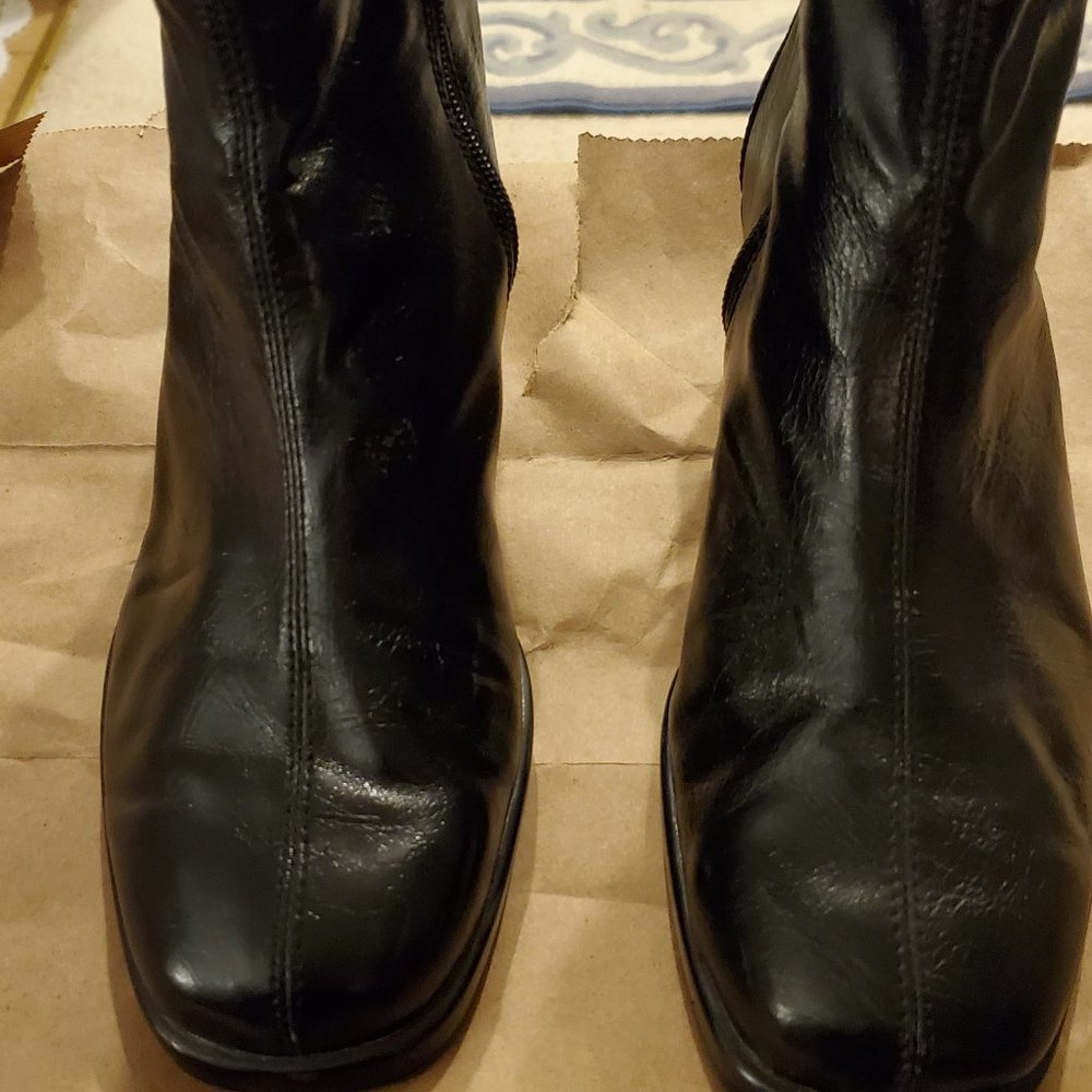 AEROSOLES WEDGE ANKLE BOOTS SIZE 6
